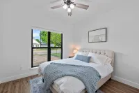 Luxury Property-Walk to Lake and Downtown Lake Geneva. Pet Friendly, Sleeps 8 - 4-Star