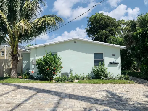 Beautiful 2 - Bedroom Rental Unit near the Beach - Condos