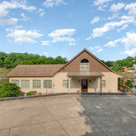 Beautiful Lakefront Home, Private Dock, Sleeps 16, 12 minutes to Ark Encounter
