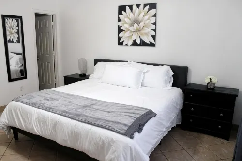 Spacious Escape, 1KB, 2QB, Wifi - Private Yard - Bungalow