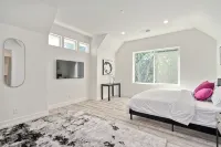 The Ayla Plan: 4BR, 3.5BA, 2600 Sq Ft, Near Campus - バスタブ