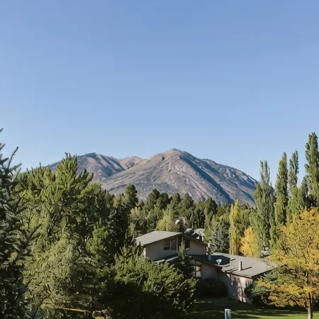 Family Flagstaff Retreat Sleeps 12 Mountain Views EV Charger Near Nau with AC