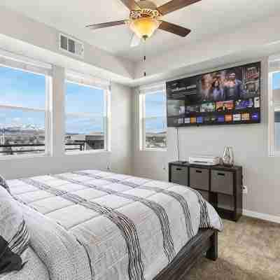 Lakefront Condo w/ Jacuzzi, Rooftop near  Mall, Casino, Theater w/ City Views Rooms