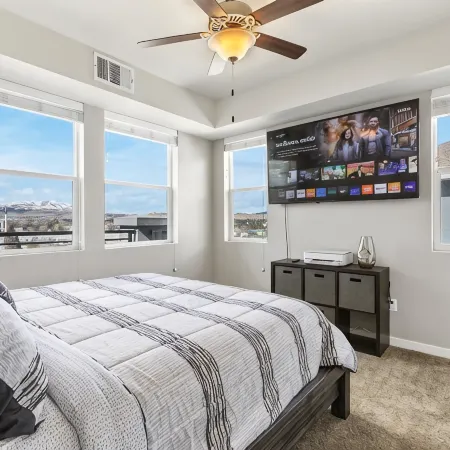 Lakefront Condo w/ Jacuzzi, Rooftop near Mall, Casino, Theater w/ City Views