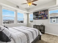 Lakefront Condo w/ Jacuzzi, Rooftop near  Mall, Casino, Theater w/ City Views - Gym