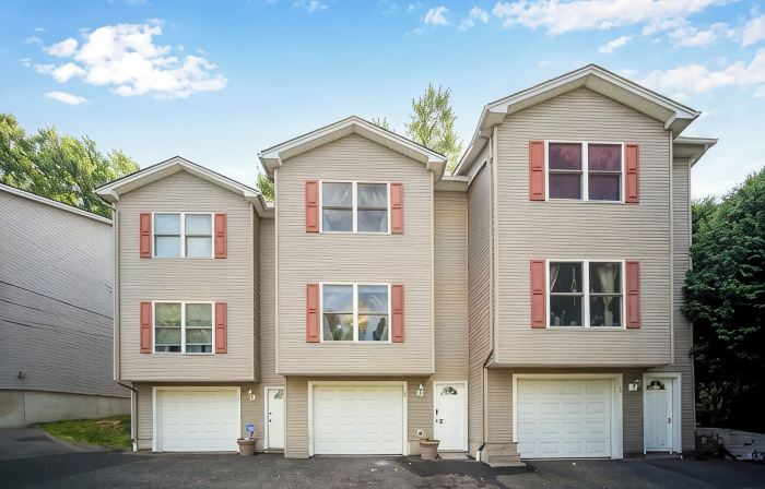 Townhouse with Pool Table - Renovated w/ King Bed