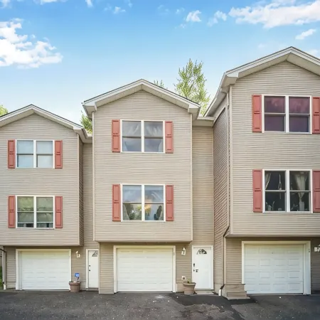 Townhouse with Pool Table - Renovated w/ King Bed