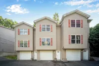Townhouse with Pool Table - Renovated w/ King Bed - Gym