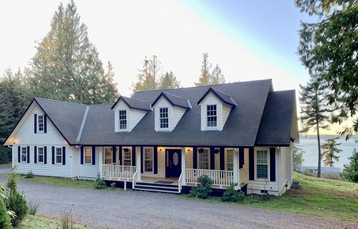 Amazing sunsets!! Water view, hot tub, close to town, fire pit.