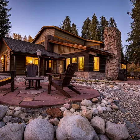 Creekside Luxury Retreat • 8Br • Walk to Shops, Dining & Shuttle • Sleeps 22