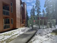 Luxe Mountain Cabin Condo, Prime Location Between Cyn Lodge & Village, Sleeps 10 - Butik