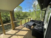 Spacious 4-bedroom river front cabin with WiFi, Game Room & Hot Tub for 15 - Chalets