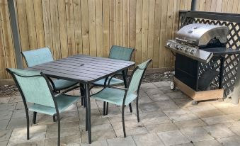 Fully Updated Beautiful Seabrook Barn Style Cottage