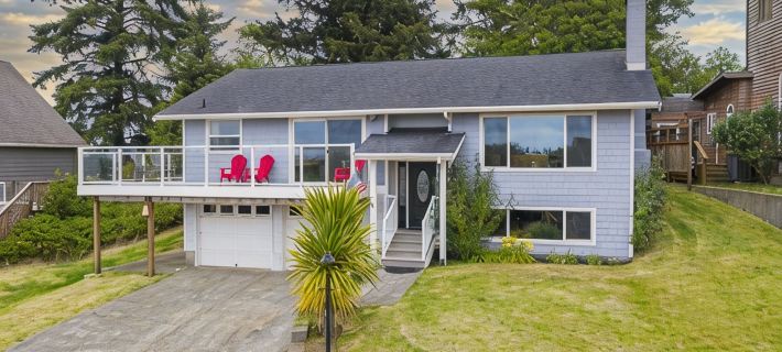 Hot Tub! Sunset Views. Walk to Beach. Pet Friendly. Sleeps 10! Hotels in Grays Harbor County