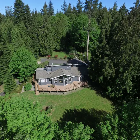 Modern studio with hot tub and patio access