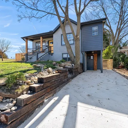 Cozy 4Bd Bungalow w/ Private Backyard Lounge and Game Room Mins to Downtown