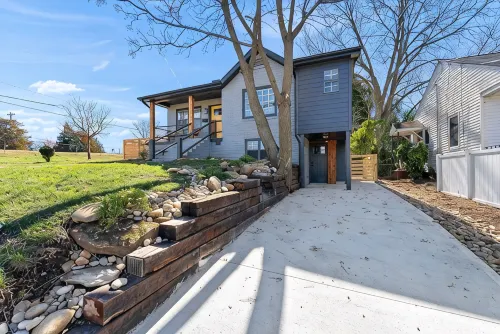 Cozy 4Bd Bungalow w/ Private Backyard Lounge and Game Room Mins to Downtown - Balkon
