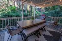 Pine Tree Hideaway with flat property/parking - 3-Star