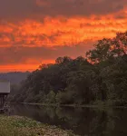 Charming River Cabin Retreat, Sleeps 14, near fishing and hunting + boat parking - Homestays