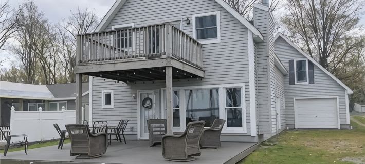 Beautiful Oneida Lake Shore Home and Yard Hotels in Madison County