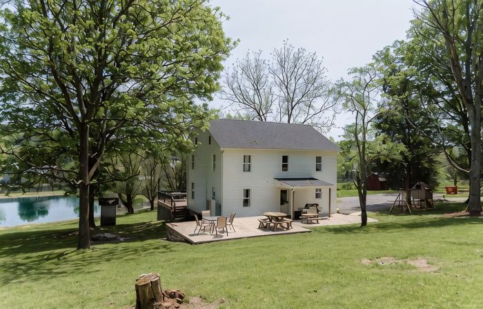 Secluded Valley Oasis with Swimming Pond, Spa, Firepit, 3Bd/2BA, Family Friendly
