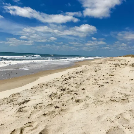 HATTERAS VILLAGE 4 BEDROOM - WALK TO OCEAN, MARINA, SOUND