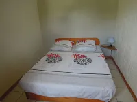 Fenced cottage rental with barbecue and children's play area - ชาเลต์