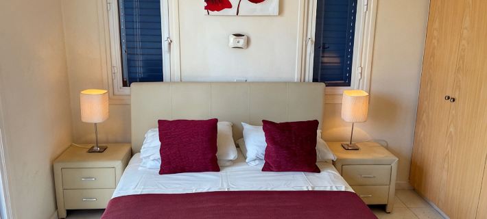 Spacious 3 bed , Private  Pool, Large Peaceful Garden And Great Views Hotels in Coral Bay