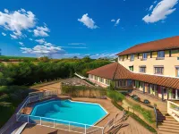 Logis Hotel Noemys Morgon - مسبح