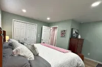 Pretty in Pink - 2 Comfy King Beds / 2 Bath/ Newly Remodeled - Clean! - 3-Star