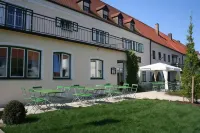 Schlosshof Anno 1743 Hôtels à : Au