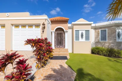 Big Vacation House Hotels near Parque Carlos Martínez Arenales
