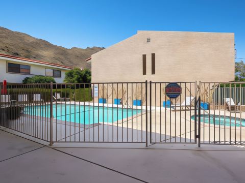 Sunkist at 411 - Community Pool
