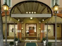 Zanhotel Tre Vecchi Hotels near Via Rizzoli