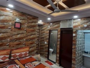 Luxury Flat in Foreigner Areof Lajpat Nagar with Fully Equipped Kitch