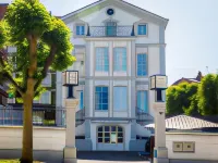 Suite Home Pinares Hotels near Magdalena Palace