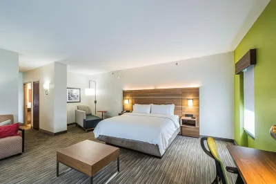 Holiday Inn Express & Suites Franklin Hotels near Dueling Grounds Distillery