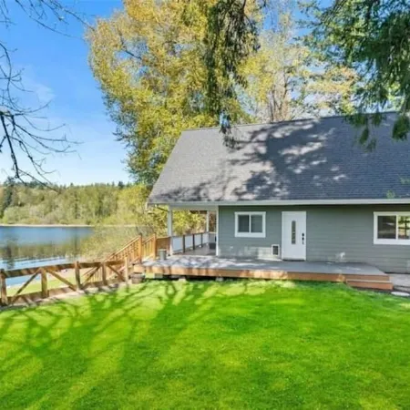 Lakehouse With Hot Tub, Covered Patio, Outdoor Fire-pit and BBQ