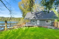 Lakehouse With Hot Tub, Covered Patio, Outdoor Fire-pit and BBQ