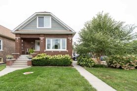 Beautiful Berwyn Bungalow Close to Downtown Chicago