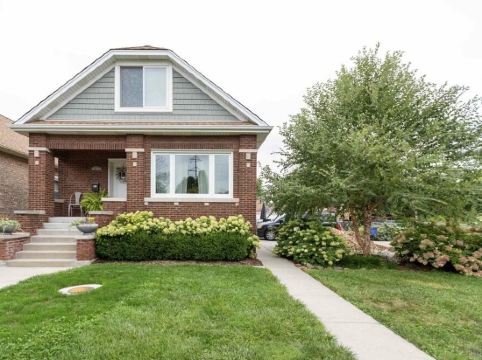 Beautiful Berwyn Bungalow Close to Downtown Chicago