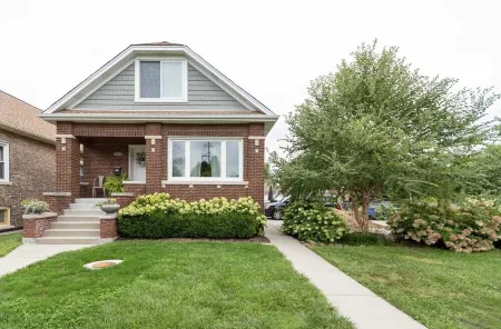 Beautiful Berwyn Bungalow Close to Downtown Chicago