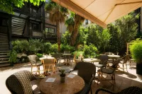 B Montmartre Hotels near Lanna Café