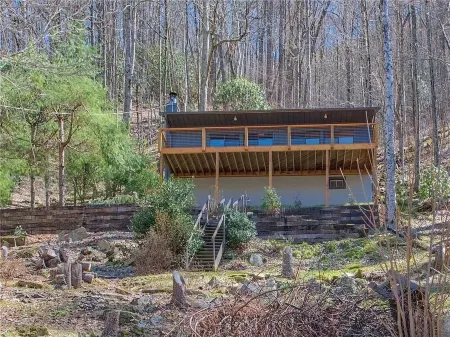 Private Retreat with Mountain Views and a Cascading Creek on 3 Acres. Fast Wifi