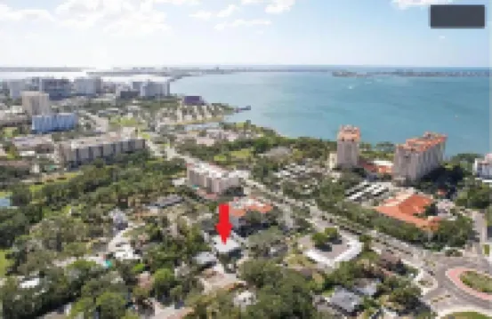 1st floor apt A. 1 mile from waterfront and downtown. Just 2 miles from beach!