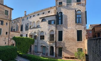 Palazzo Contarini Della Porta di Ferro - Housity