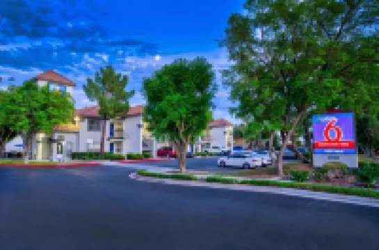 スタジオ  6 ディー バレー