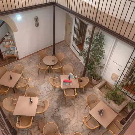 Los Patios Отели рядом с достопримечательностью «Госпиталь Королевы Софии»