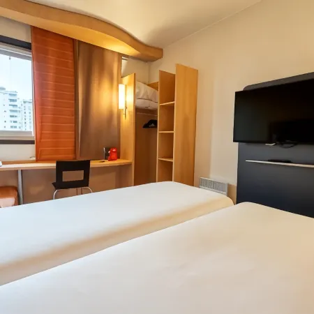 Ibis Paris Pont de Suresnes