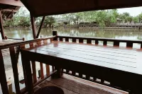 RuenNamyen Resort Amphawa 사뭇송크람 호텔